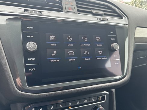 Used 2020 Volkswagen Tiguan SE w/ Panoramic Sunroof Package image 14