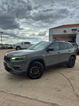 Used 2023 Jeep Cherokee Altitude Lux image 1