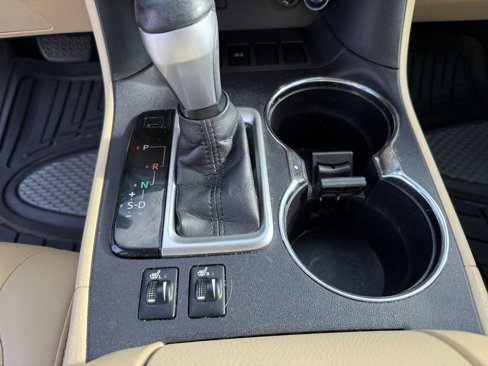 Used 2016 Toyota Highlander XLE image 12