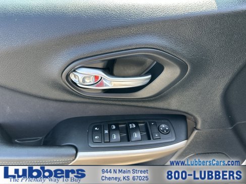 Used 2018 Jeep Cherokee Latitude w/ Mobile Office Group image 12