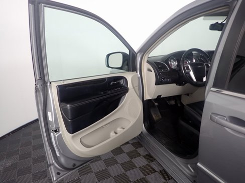 Used 2016 Chrysler Town & Country Touring image 17