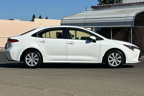 Used 2022 Toyota Corolla LE image 3