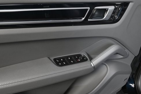 Certified 2022 Porsche Cayenne E-Hybrid Coupe image 6