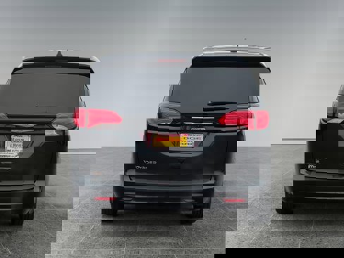 Used 2022 Chrysler Voyager LX image 4
