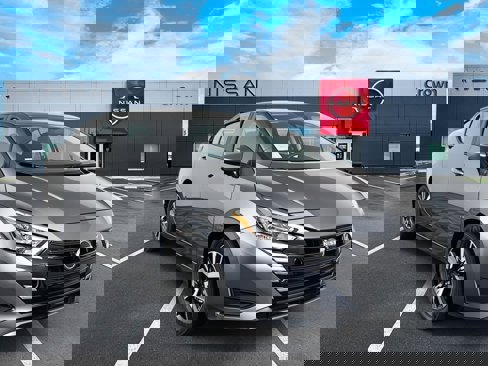 New 2025 Nissan Versa SV w/ Trunk Package image 1