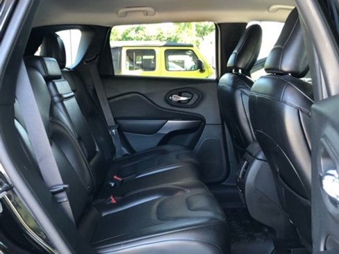 Used 2019 Jeep Cherokee Limited image 18