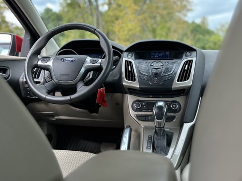 Used 2012 Ford Focus SEL w/ SEL/Titanium Winter Pkg image 2