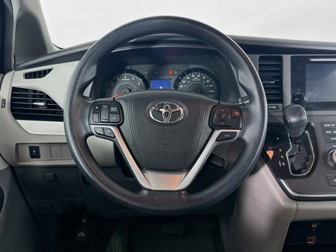 Used 2015 Toyota Sienna LE image 17