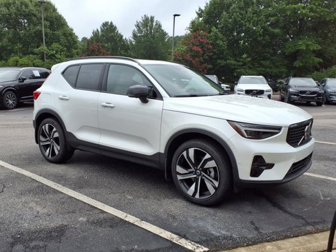 Certified 2024 Volvo XC40 B5 Plus w/ Protection Package Premier image 9