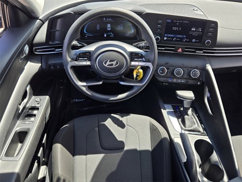 Certified 2024 Hyundai Elantra SE image 12