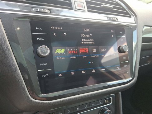 Used 2018 Volkswagen Tiguan SEL Premium image 18