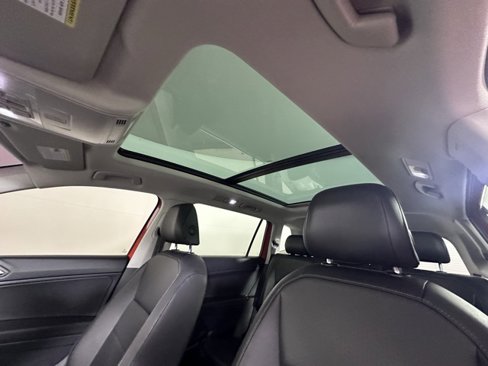 Used 2019 Volkswagen Tiguan SE w/ Panoramic Sunroof Package image 18