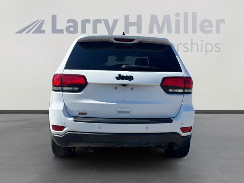 Used 2019 Jeep Grand Cherokee Laredo image 4