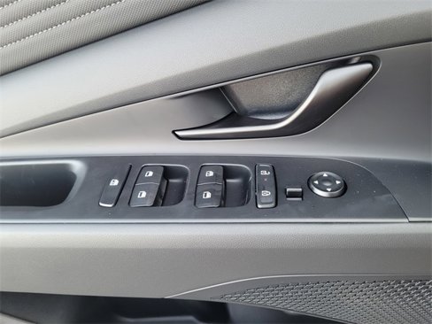 New 2025 Hyundai Elantra SEL image 25