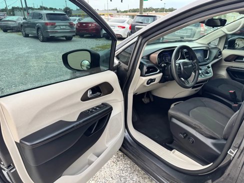 Used 2017 Chrysler Pacifica Touring image 9