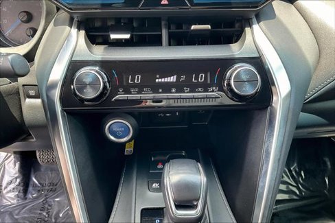 Used 2021 Toyota Venza LE w/ Carpet Mat Package (TMS) image 14