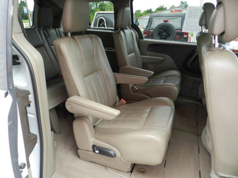 Used 2014 Chrysler Town & Country Touring image 13