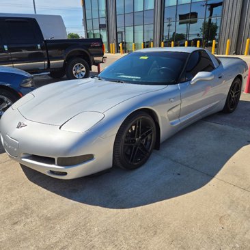 Used 2000 Chevrolet Corvette Coupe w/ Roof Pkg image 2