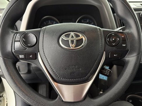 Used 2018 Toyota RAV4 LE image 10