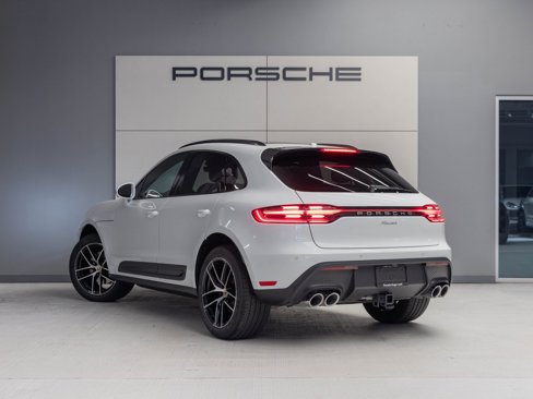 Certified 2024 Porsche Macan image 3