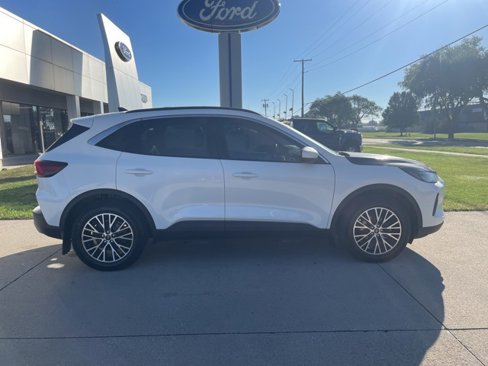Used 2024 Ford Escape SE w/ Class II Trailer Tow Package image 17