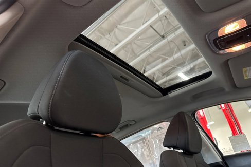 Used 2025 Hyundai Elantra SEL image 16