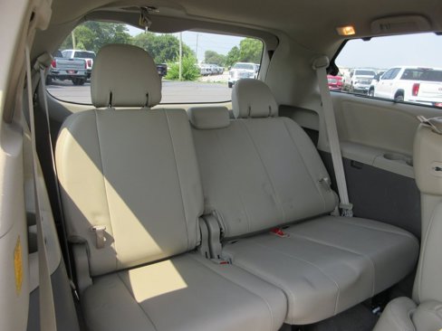 Used 2013 Toyota Sienna XLE image 21