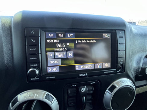 Used 2017 Jeep Wrangler Unlimited Sahara w/ Connectivity Group image 20