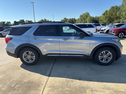 Used 2020 Ford Explorer XLT image 4