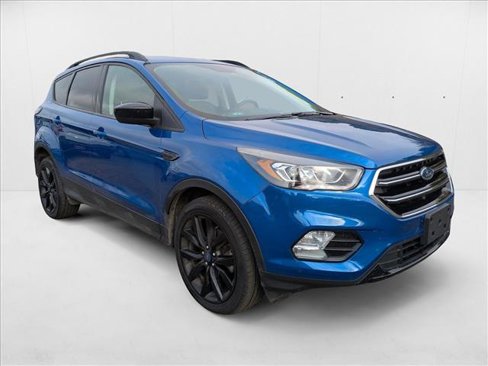 Used 2017 Ford Escape SE w/ Equipment Group 201A image 3