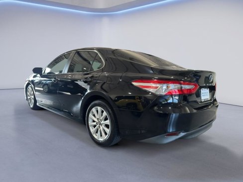 Used 2018 Toyota Camry LE image 7