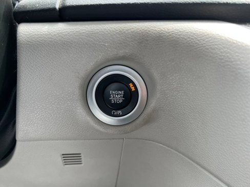 Used 2022 Chrysler Voyager LX image 12