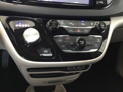 Used 2022 Chrysler Pacifica Touring-L image 40