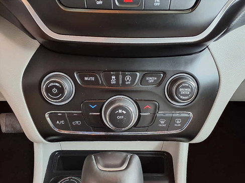 Used 2021 Jeep Cherokee Latitude Lux image 14