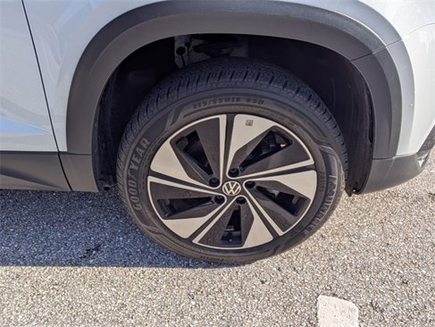 Certified 2024 Volkswagen Taos SE image 17