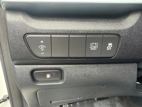Used 2022 Kia Niro LX image 25