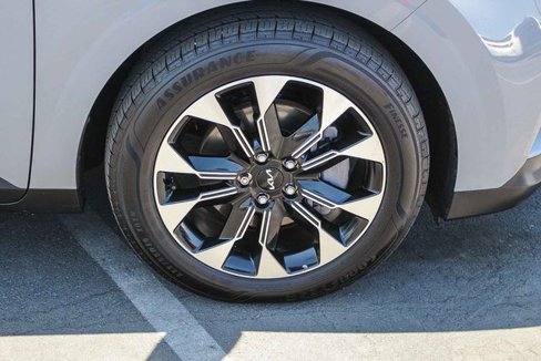 Used 2024 Kia Carnival EX image 14