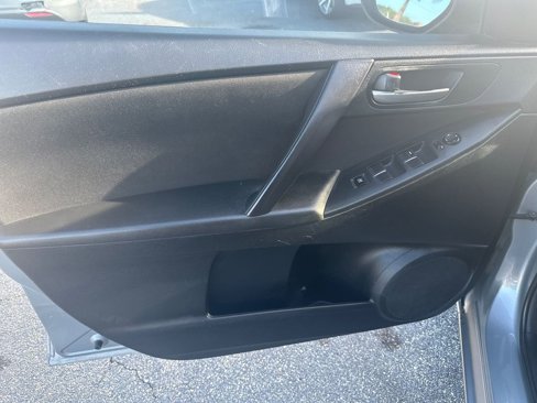 Used 2013 MAZDA MAZDA3 i SV image 11