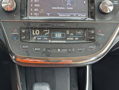 Used 2017 Toyota Avalon Limited image 31