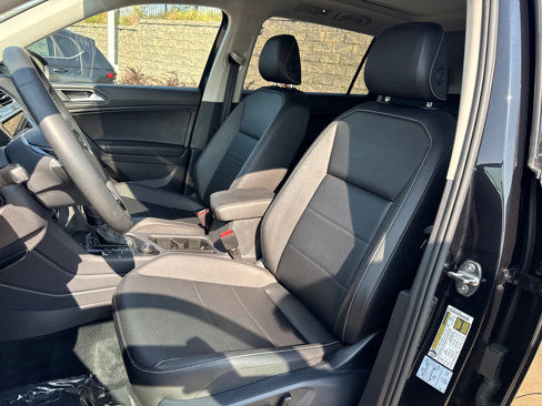 Used 2021 Volkswagen Tiguan SE w/ Panoramic Sunroof Package image 11