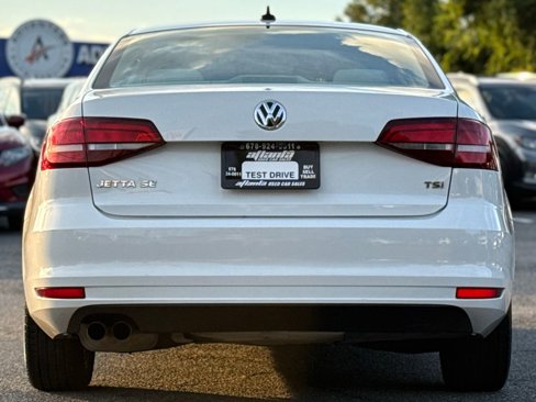 Used 2017 Volkswagen Jetta SE image 4