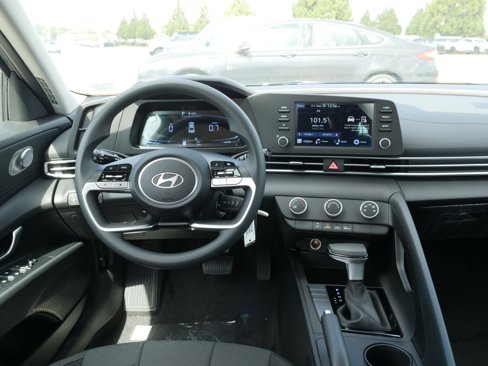 New 2025 Hyundai Elantra SE image 19