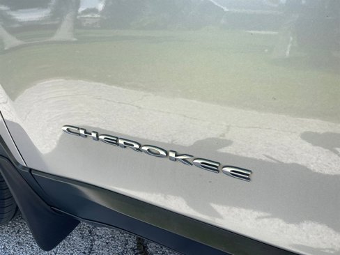 Used 2014 Jeep Cherokee Sport image 4