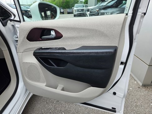 Used 2020 Chrysler Pacifica Limited image 15