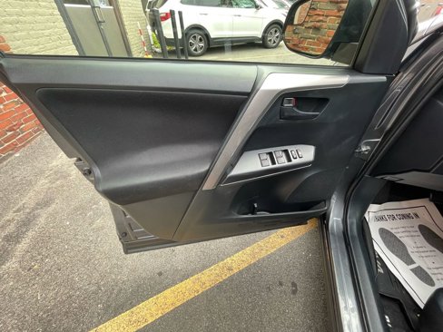 Used 2016 Toyota RAV4 LE image 10