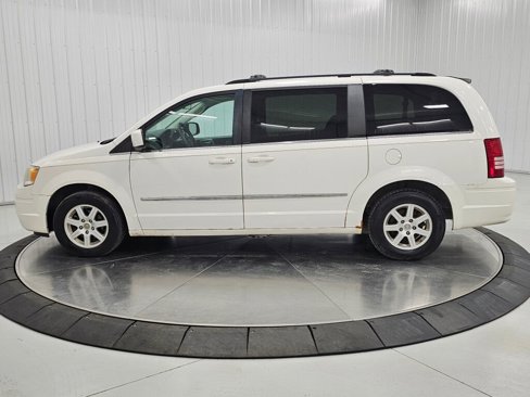 Used 2010 Chrysler Town & Country Touring image 29