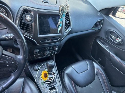 Used 2019 Jeep Cherokee Trailhawk image 8