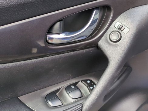 Used 2020 Nissan Rogue SV image 11
