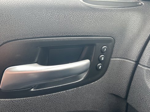 Used 2017 Chrysler 300 C image 28