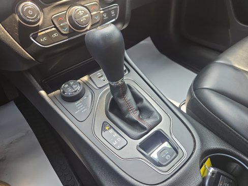 Used 2019 Jeep Cherokee Trailhawk image 23